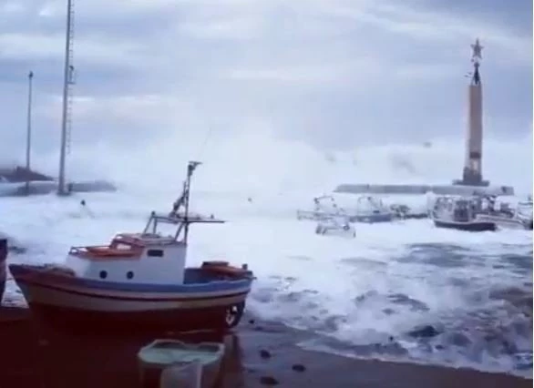 «Κατάπιαν» σκάφη και βάρκες τα κύματα! Δείτε πώς χτυπάει ο μεσογειακός κυκλώνας τη Σικελία (βίντεο)